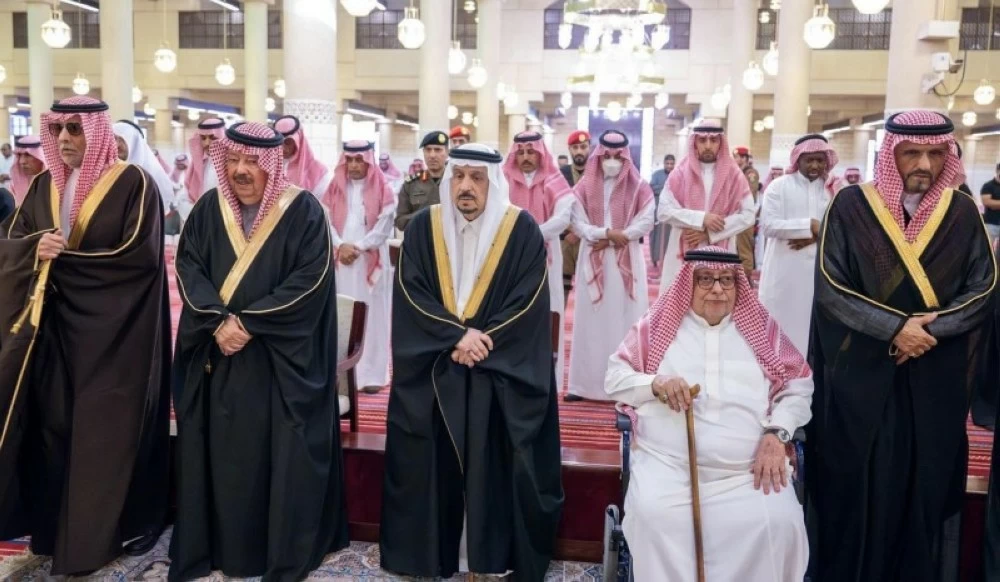 أمير الرياض يؤدي صلاة الميت على الأمير عبدالله بن فهد بن عبدالله بن عبدالعزيز بن مساعد بن جلوي آل سعود – أخبار السعودية