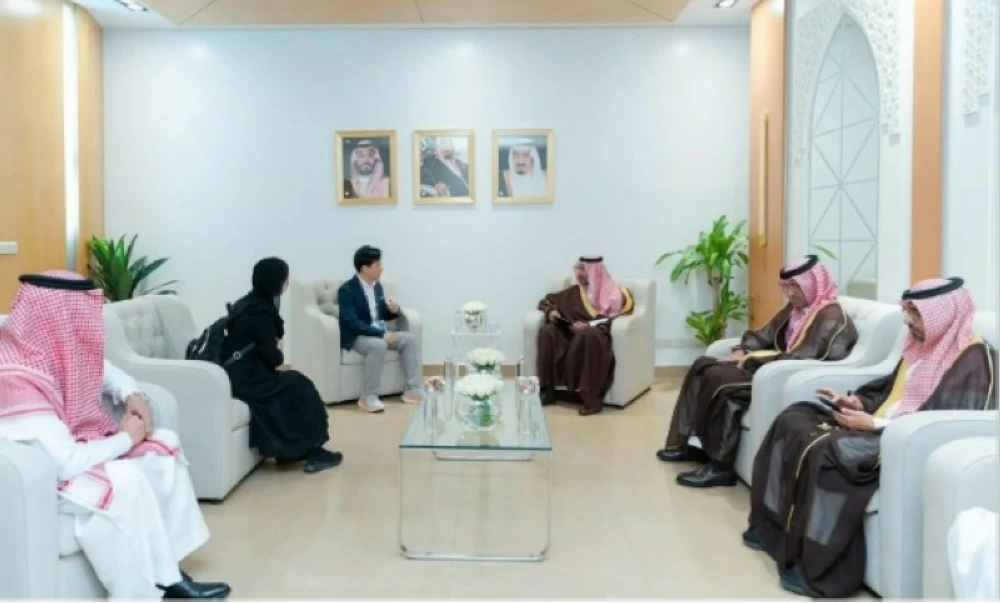 وزير الصناعة والثروة المعدنية بندرالخريّف، خلال عقده اجتماعات ثنائية مع قادة عدد من الشركات الرائدة في حلول الأتمتة الصناعية، وتقنيات التصنيع المتقدم. اليوم (واس).