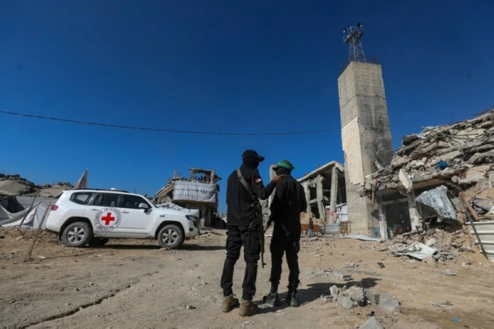 الصليب الأحمر قبيل تسلمه جثة الأسير الإسرائيلي