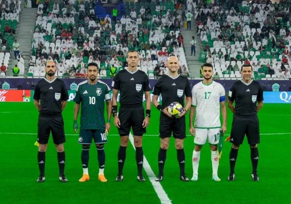 مستشار «عكاظ» التحكيمي يؤكد صحة قرار الحكم بإلغاء هدف عمان