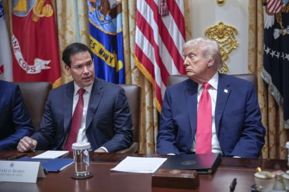  الرئيس ترمب ووزير الخارجية ماركو روبيو خلال اجتماع  في البيت الأبيض .( إ ب أ) 