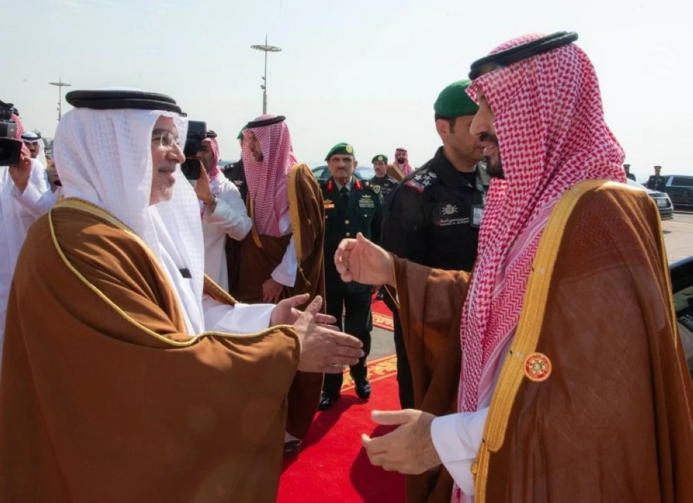 ولي العهد رئيس مجلس الوزراء الأمير محمد بن سلمان خلال وصوله إلى البحرين وفي استقباله ولي عهد البحرين الأمير سلمان بن حمد آل خليفة