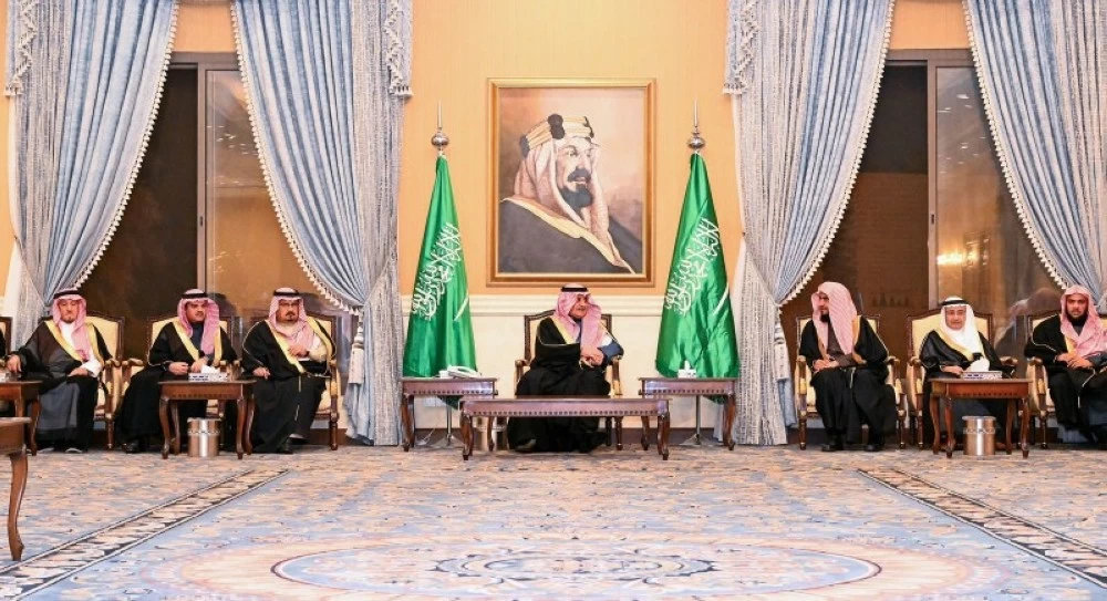أمير منطقة تبوك الأمير فهد بن سلطان بن عبدالعزيز، خلال استقباله، بالقصر الحكومي رؤساء المحاكم والمواطنين ومديري الإدارات الحكومية المدنية والعسكرية.