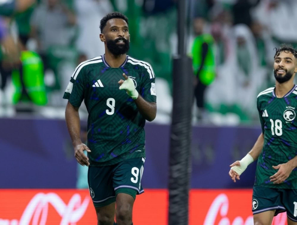 مهاجم المنتخب السعودي محتفلا بهز شباك عمان.