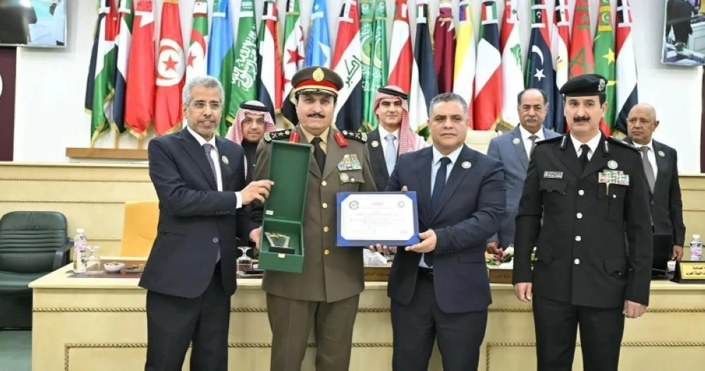 الفريق البسامي يتسلم الجائزة.