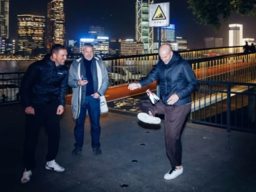 في قلب شنغهاي.. زيدان يراقص «الجيانزي» الصينية