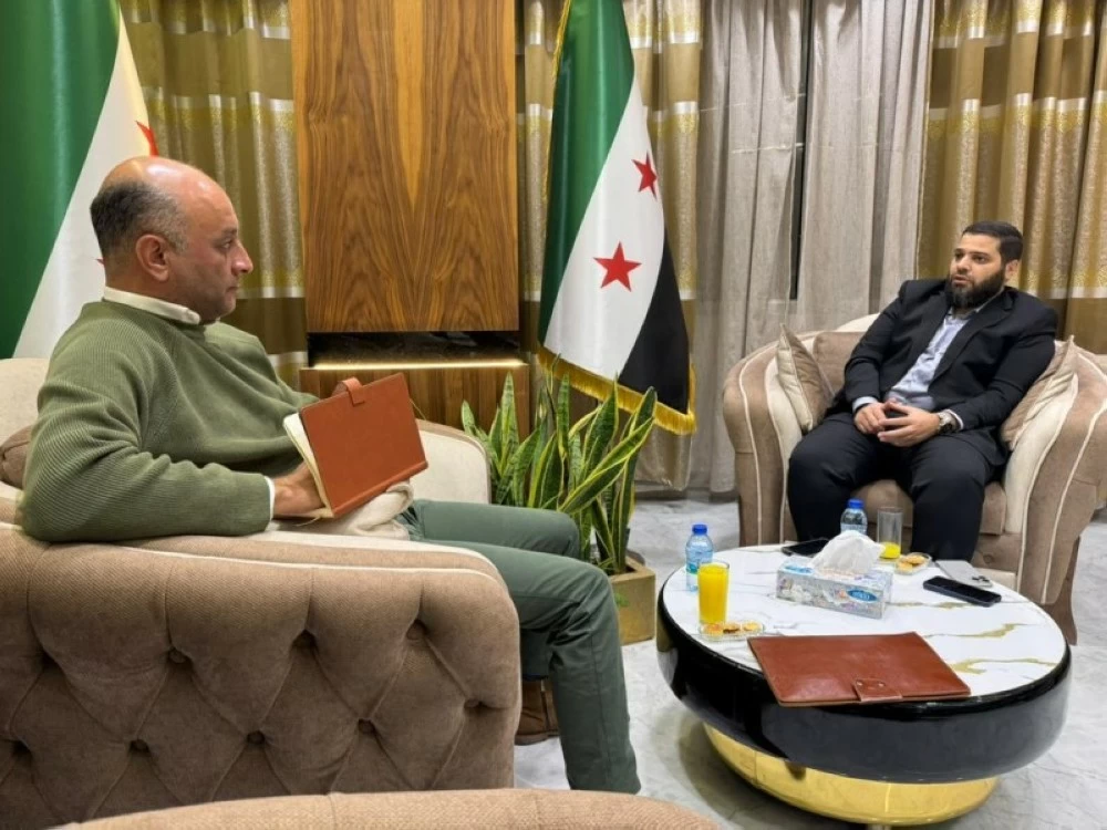 محافظ ريف دمشق عامر الشيخ يتحدث للزميل عبدالله الغضوي في مكتبه. (خاص) 