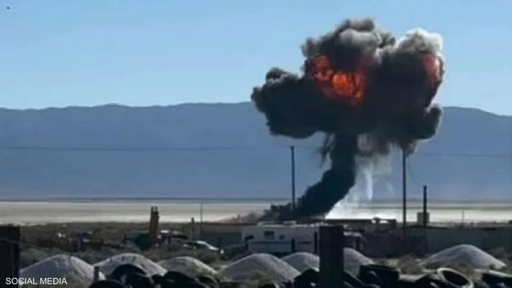 نجا الطيار بعدما قذف نفسه خارج الطائرة قبل تحطمها.