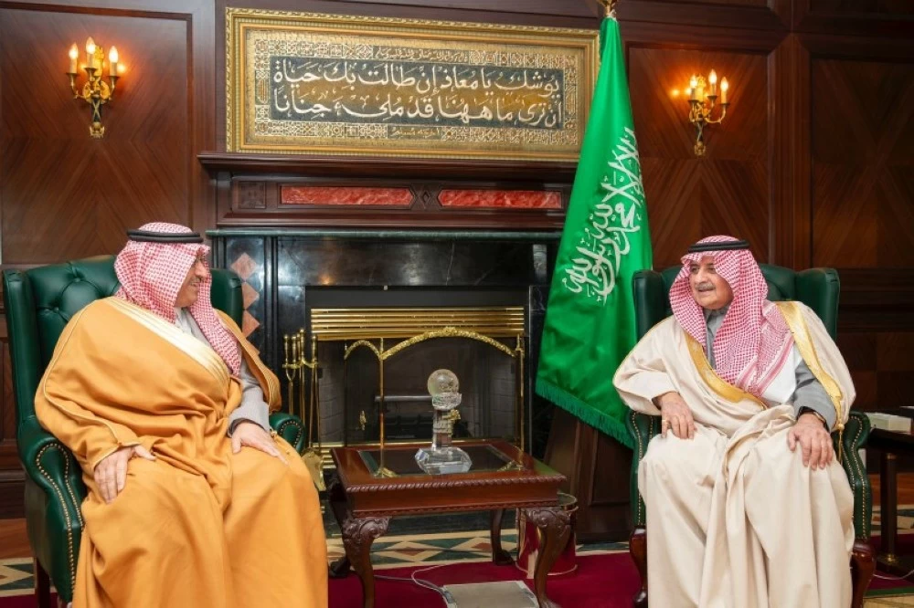 أمير منطقة تبوك الأمير فهد بن سلطان بن عبدالعزيز خلال استقباله في مكتبه بالإمارة اليوم (الخميس)، وزير التعليم يوسف بن عبدالله البنيان.