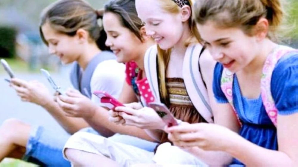 تفعيل استخدام الهاتف في مرحلة حرجة لنمو الدماغ - دون رقابة قد يصاحبه سلوكيات وتعريضات بيئية تقلل من النوم الصحي