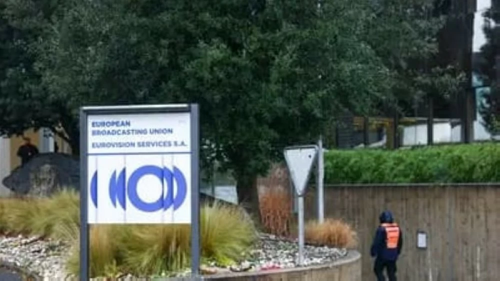 شعار اتحاد البث الأوروبي أمام مقر الجمعية العامة في جنيف.