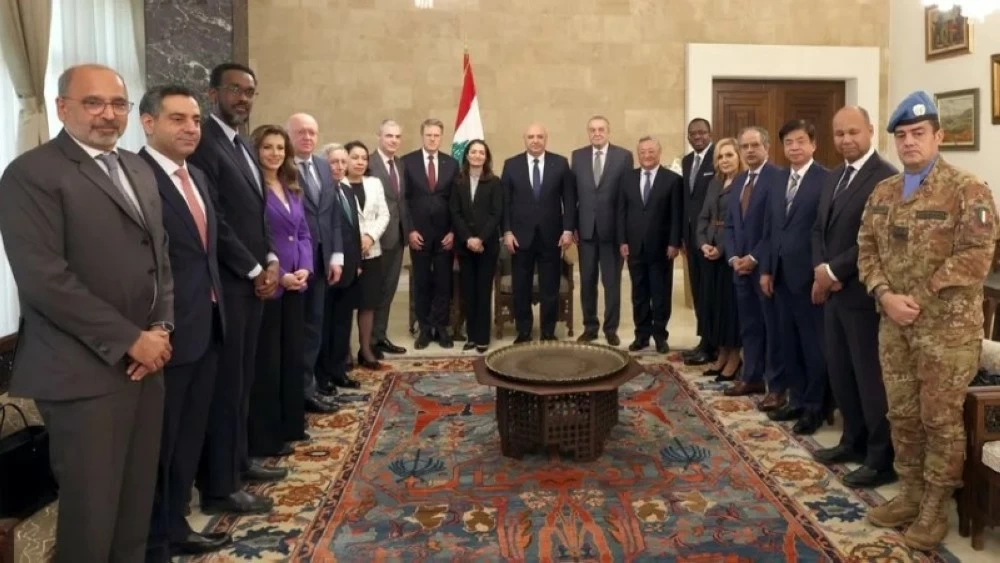الرئيس اللبناني يتوسط وفداً من سفراء وممثلي مجلس الأمن الدولي خلال لقاء في بيروت.