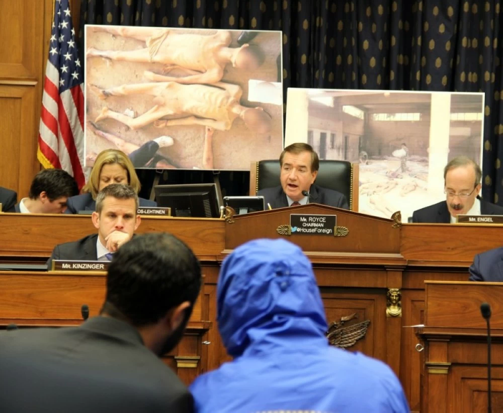 قيصر خلال إحدى شهاداته على جرائم بشار الأسد .