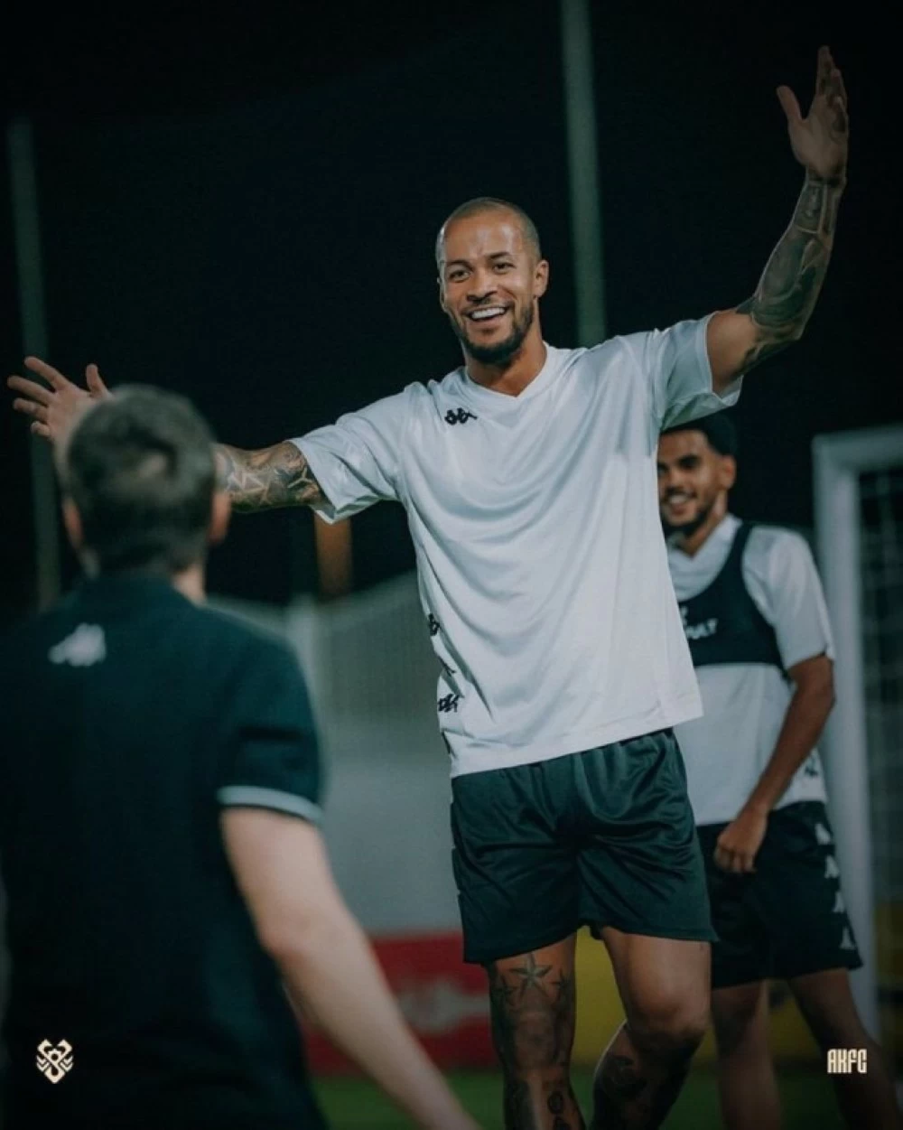 قبل أيام من كأس أفريقيا.. مدافع الخلود ومنتخب نيجيريا إيكونغ يعتزل اللعب دولياً