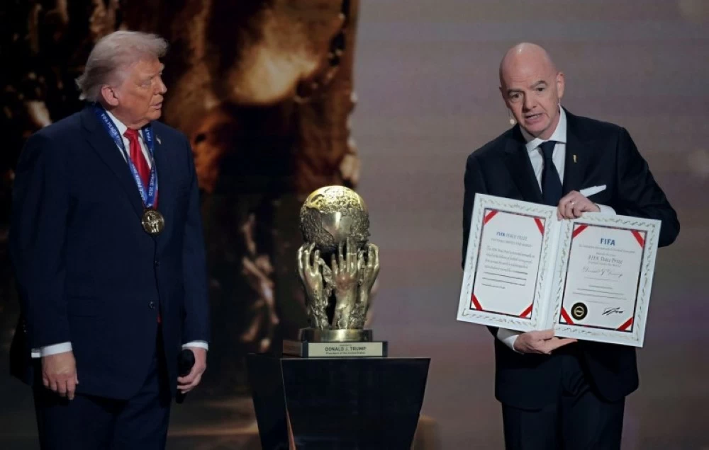 لماذا كرم الفيفا ترمب في ليلة سحب قرعة المونديال؟