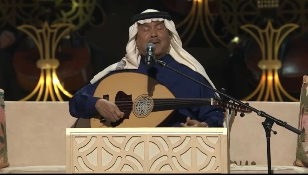 استهلّ فنان العرب الجلسة بأغنية «أهلاً هلا بك» قبل أن يأخذ الجمهور في رحلة طربية.