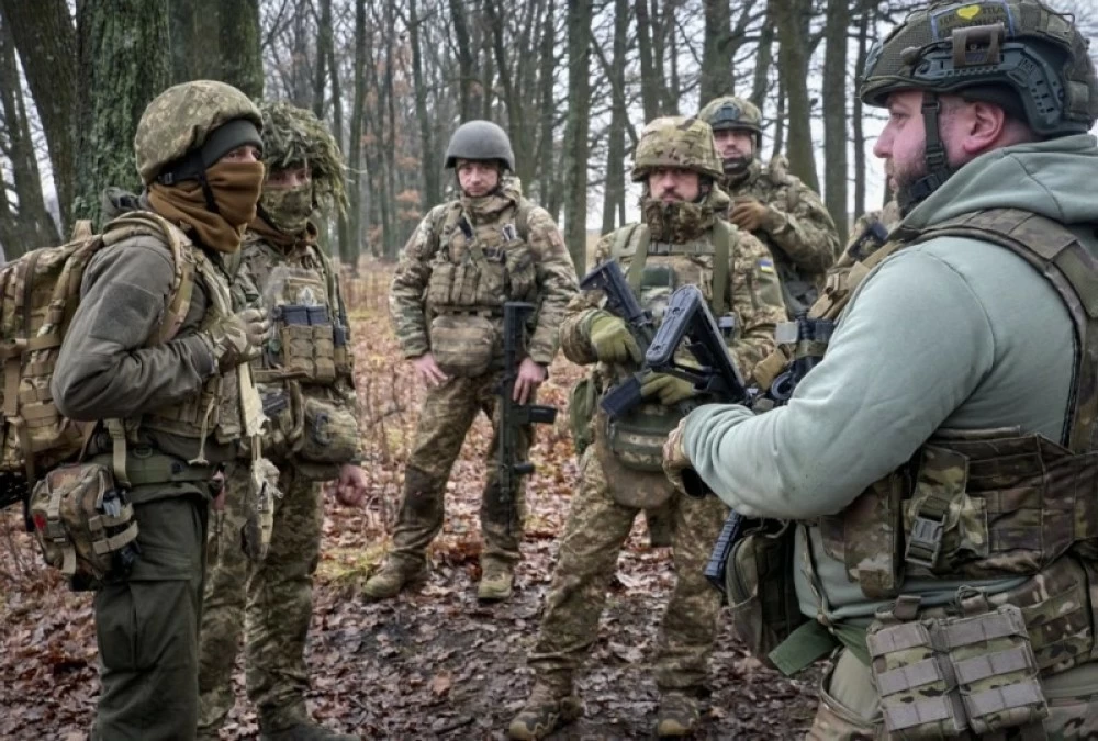 جنود أوكرانيون خلال تدريب تكتيكي بمنطقة خاركيف شمال شرق  البلاد. (إ ب أ)