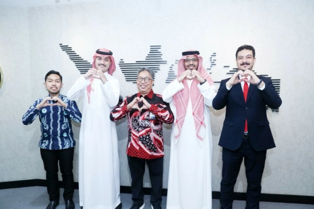 
صورة جماعية لفريق «عكاظ» مع مسؤولي وزارة السياحة ونائب القنصل للعلاقات العامة بجدة. 