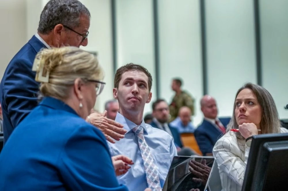 تايلر روبنسون (في الوسط) يمثل أمام المحكمة.