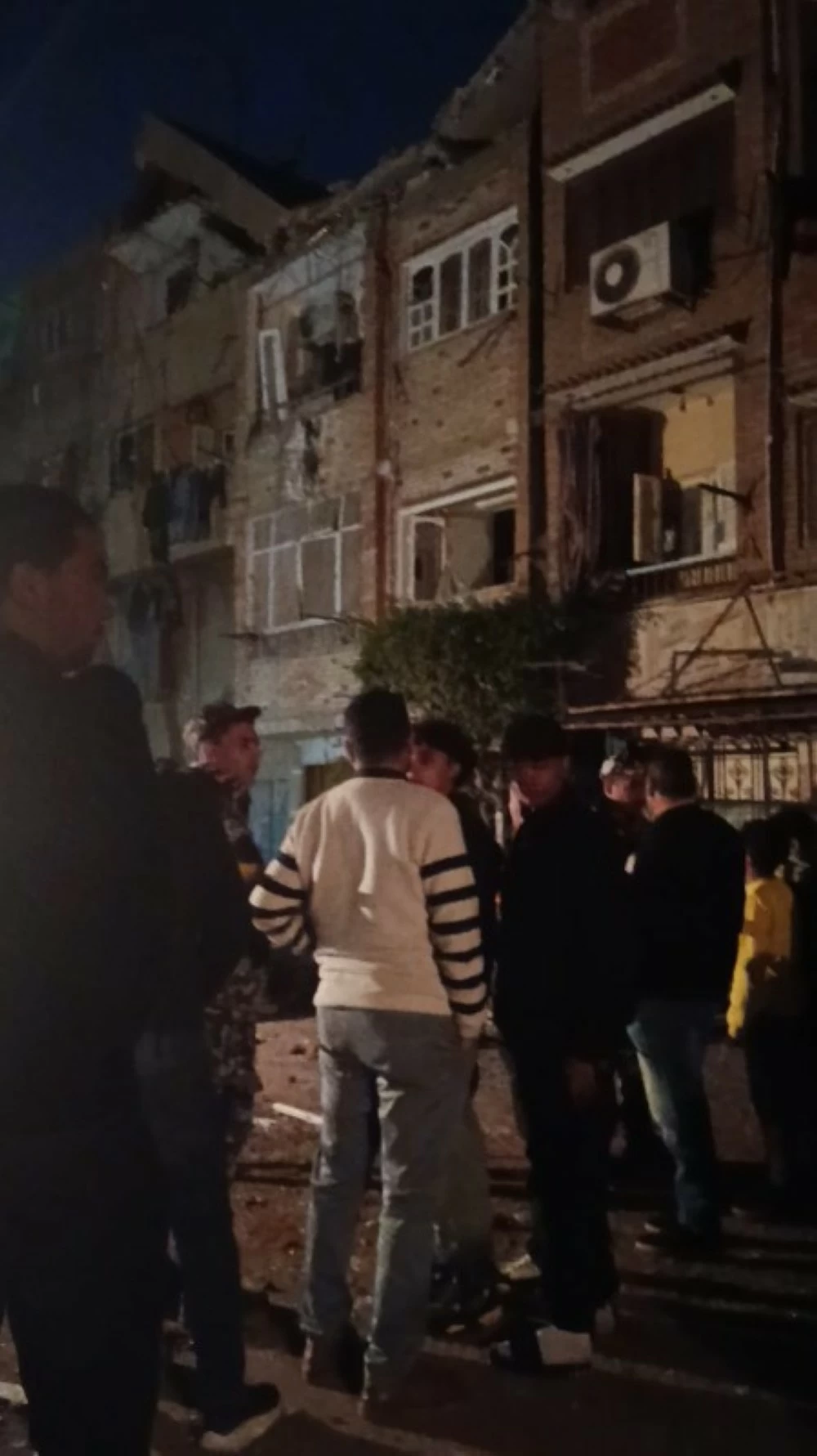 من موقع الانفجار.