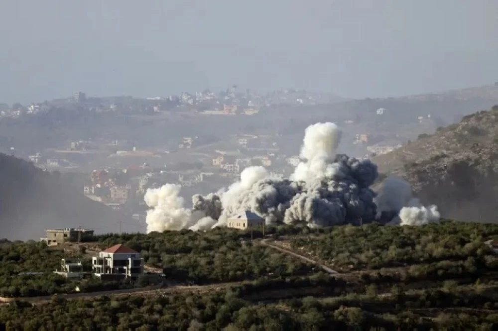 تصاعد الدخان إثر غارات إسرائيلية على جنوب لبنان.