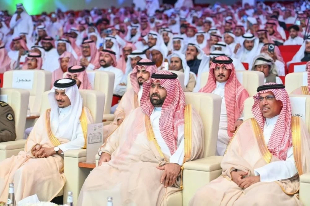 أمير جازان يكرم الشاعر حسن أبوعلة