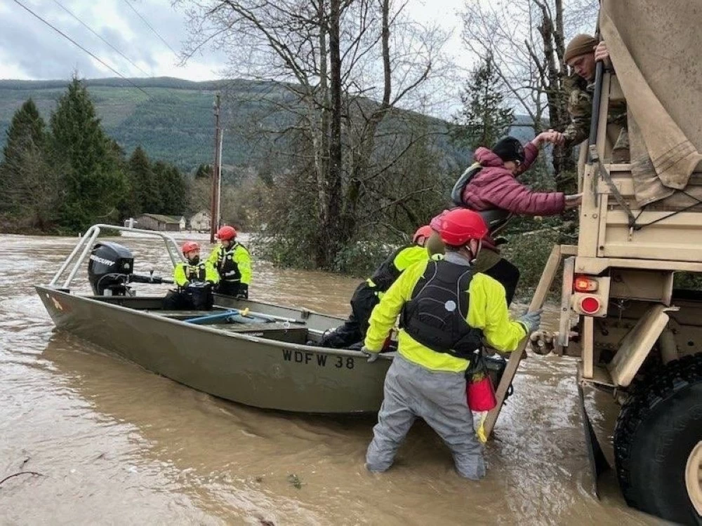 أمطار عارمة تشل واشنطن.. والحرس الوطني يتدخل
