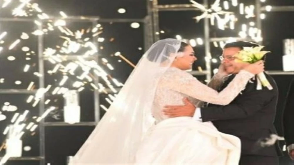 الدموع تخطف الأنظار في زفاف ابنة محمد هنيدي