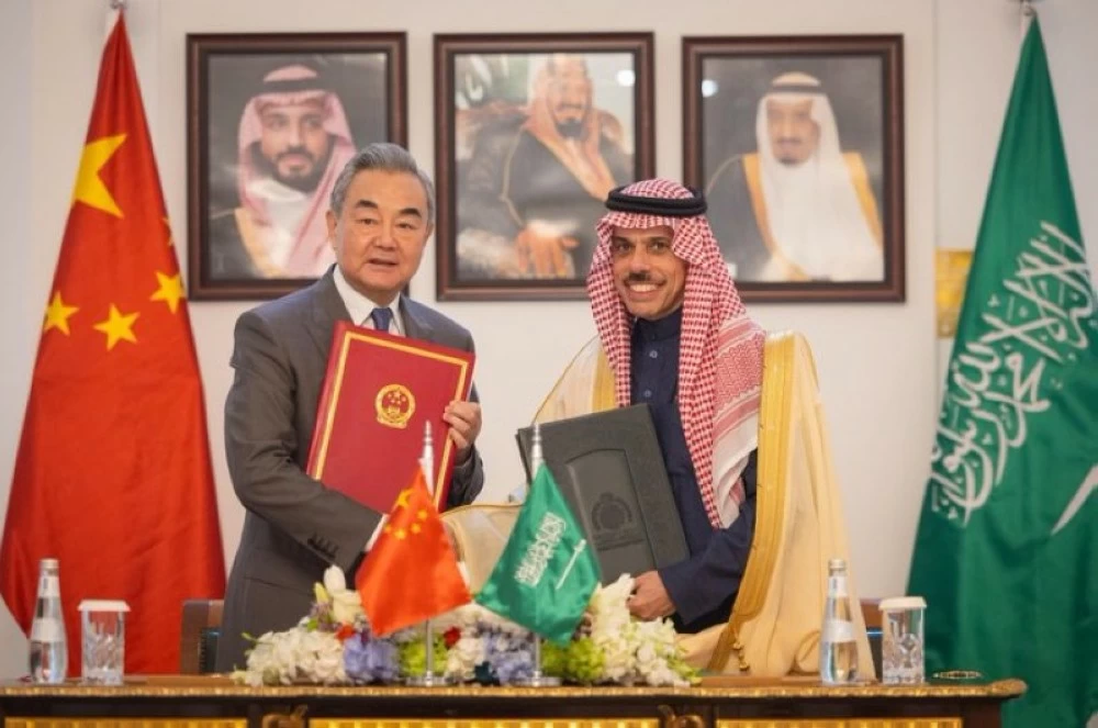 وزير الخارجية الأمير فيصل بن فرحان بن عبدالله، أثناء التوقيع على الاتفاقية مع وزير الخارجية لجمهورية الصين الشعبية وانغ يي.