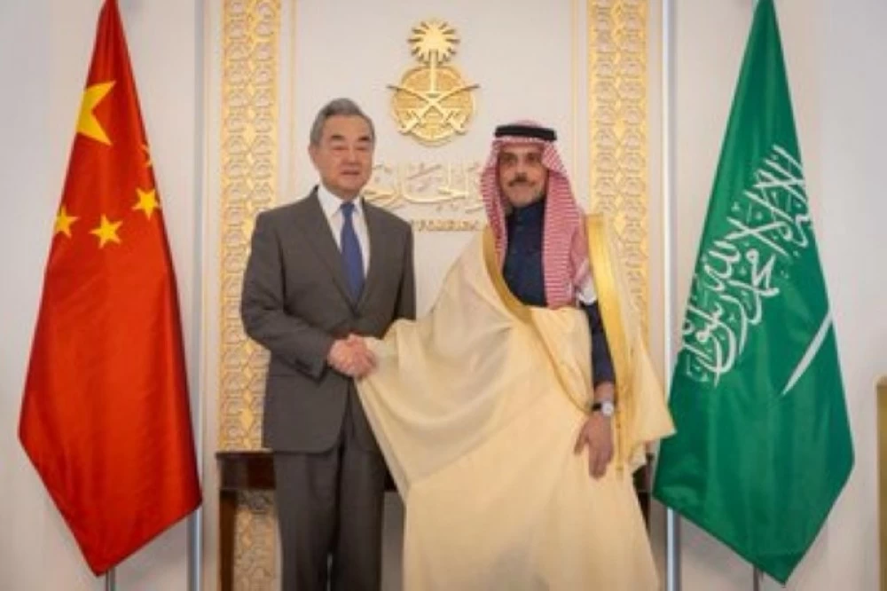 وزير الخارجية خلال استقباله‎ وزير خارجية جمهورية الصين. 