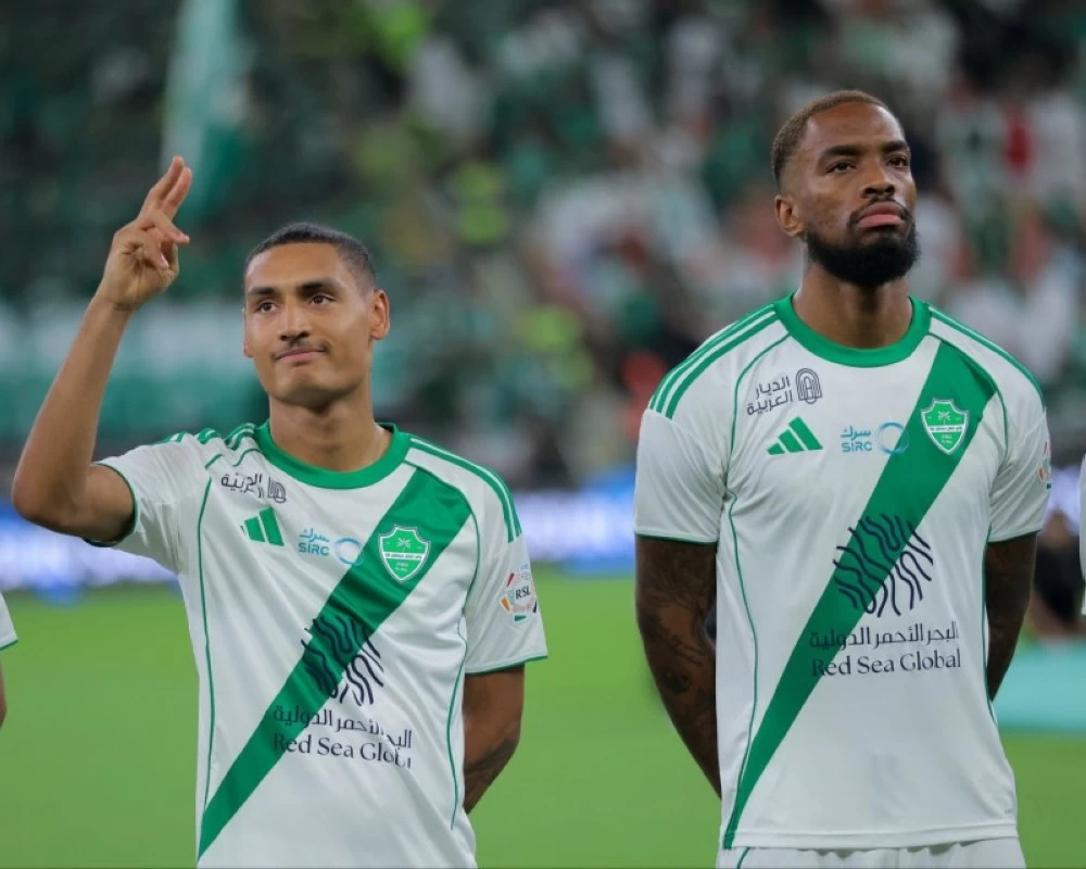 الأهلي يتخلص من 3 محترفين في «الشتوية». : عائض الدهاس. للاطلاع على التفاصيل 