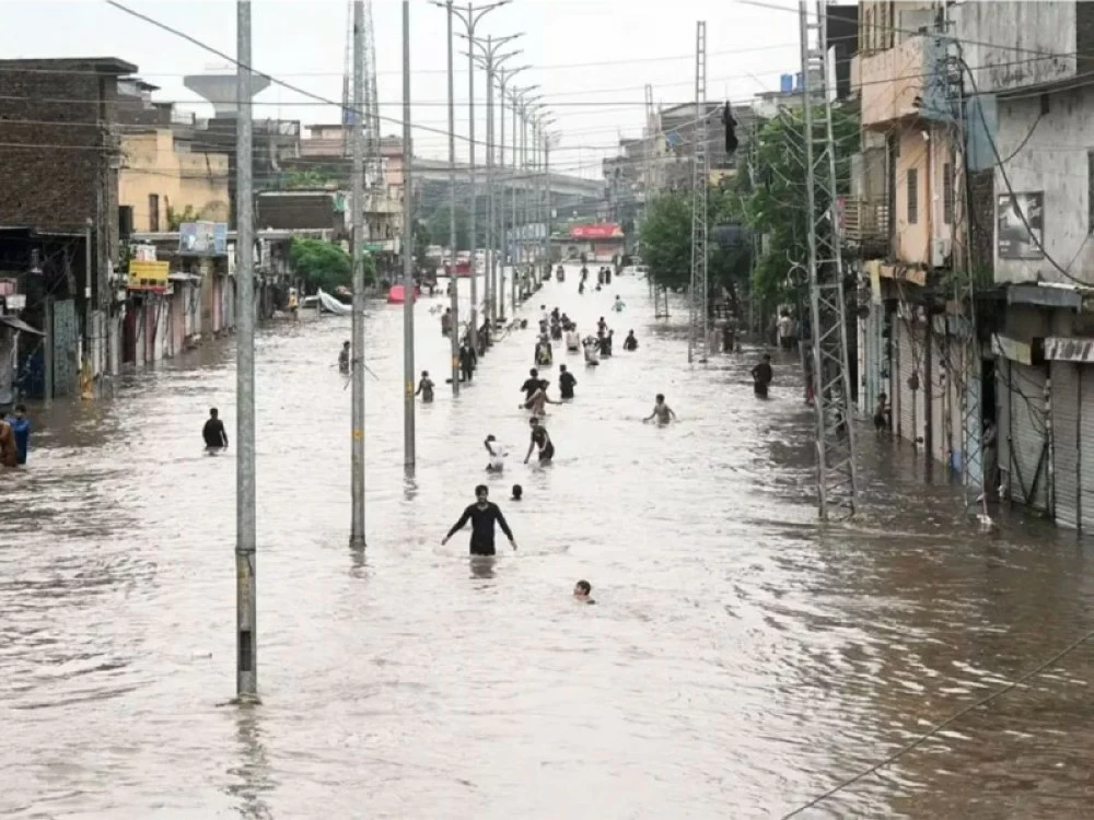 تشريد أكثر من 2000 عائلة جراء فيضان نهر بيراي الواقع في شرق بوليفيا.