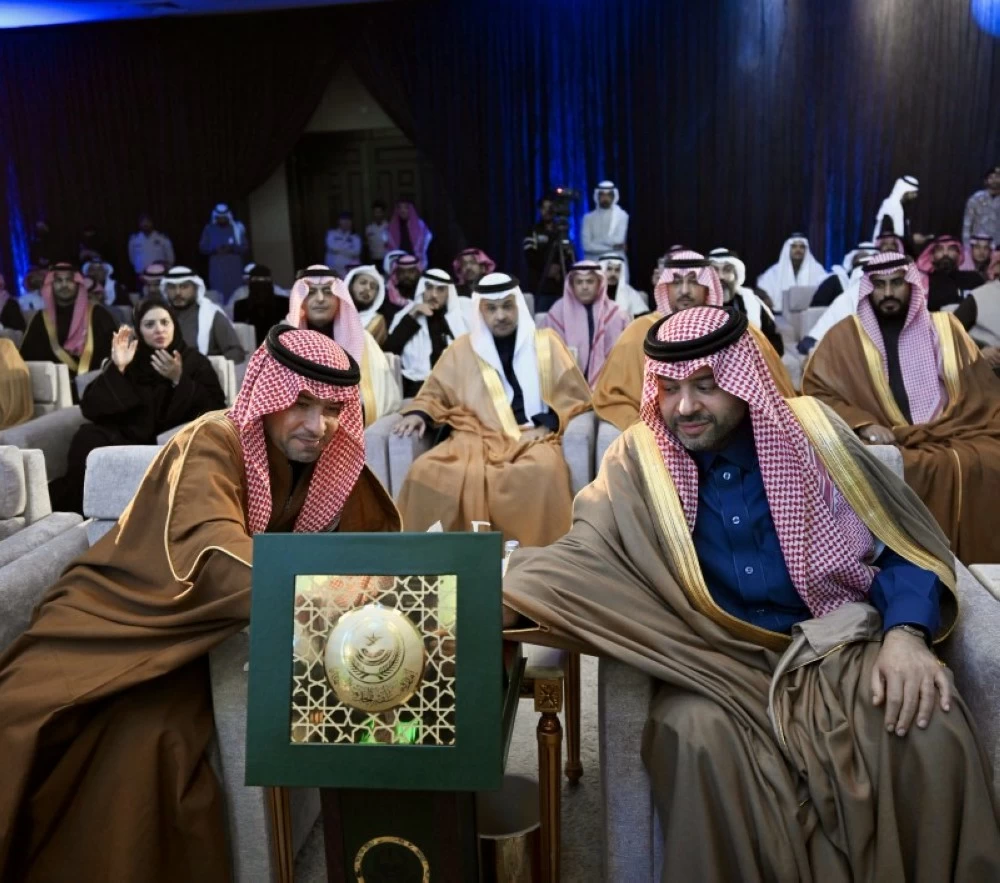 أمير الحدود الشمالية فيصل بن خالد ووزير البلديات والإسكان ماجد الحقيل خلال تدشين عدد من المشاريع في المنطقة.