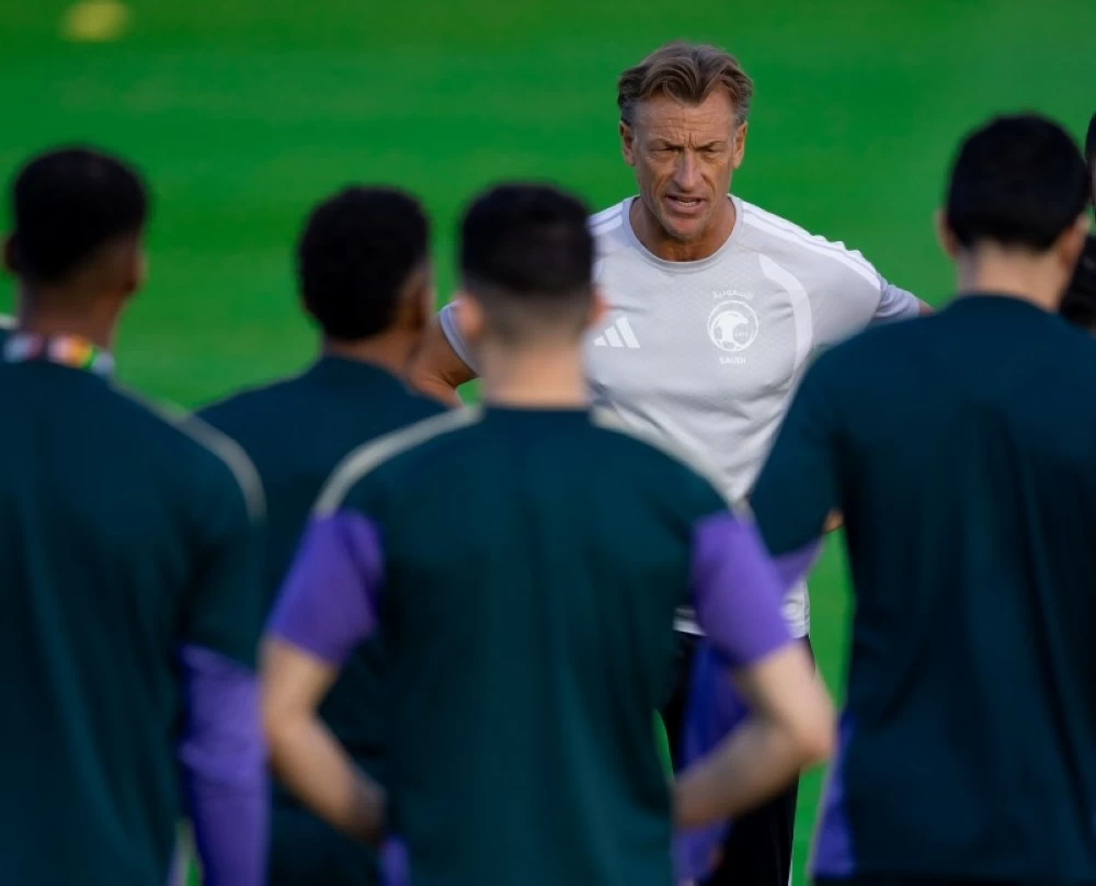 «عكاظ» تكشف حقيقة إقالة  رينارد