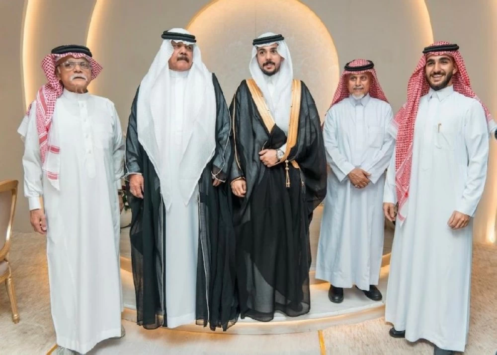 العريس بين أقاربه في الحفلة.