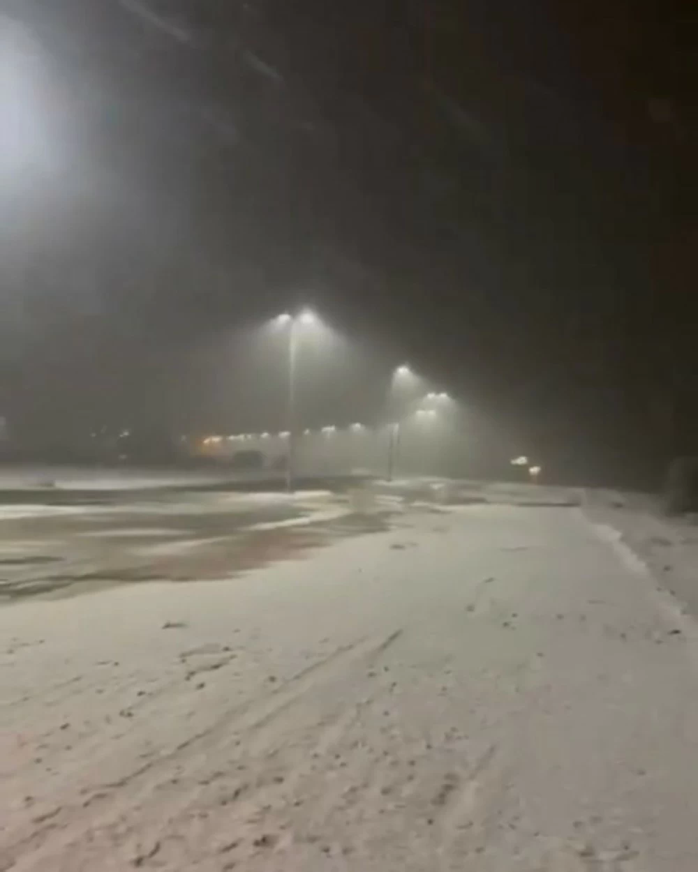 تساقط ثلجي في مرتفعات جبال أجا مع انخفاض واضح في مدى الرؤية.