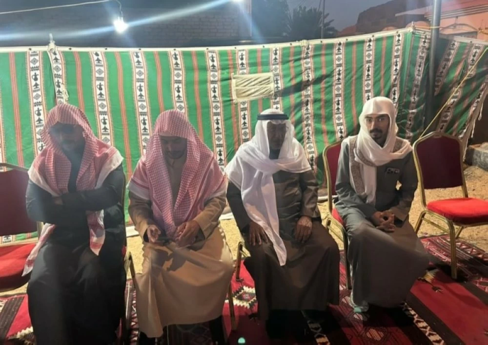 ذوو الفقيد في مجلس العزاء. 