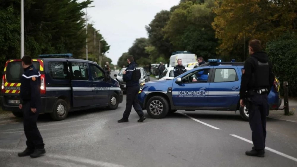 وزير الداخلية الفرنسي أصدر تعليمات بتعزيز الدوريات الأمنية في الأماكن العامة.
