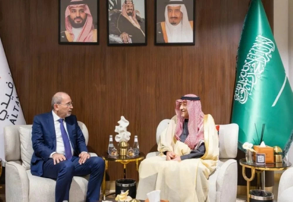 نائب وزير الخارجية وليد الخريجي خلال استقباله نائب رئيس الوزراء وزير الخارجية وشؤون المغتربين في الأردن أيمن الصفدي.