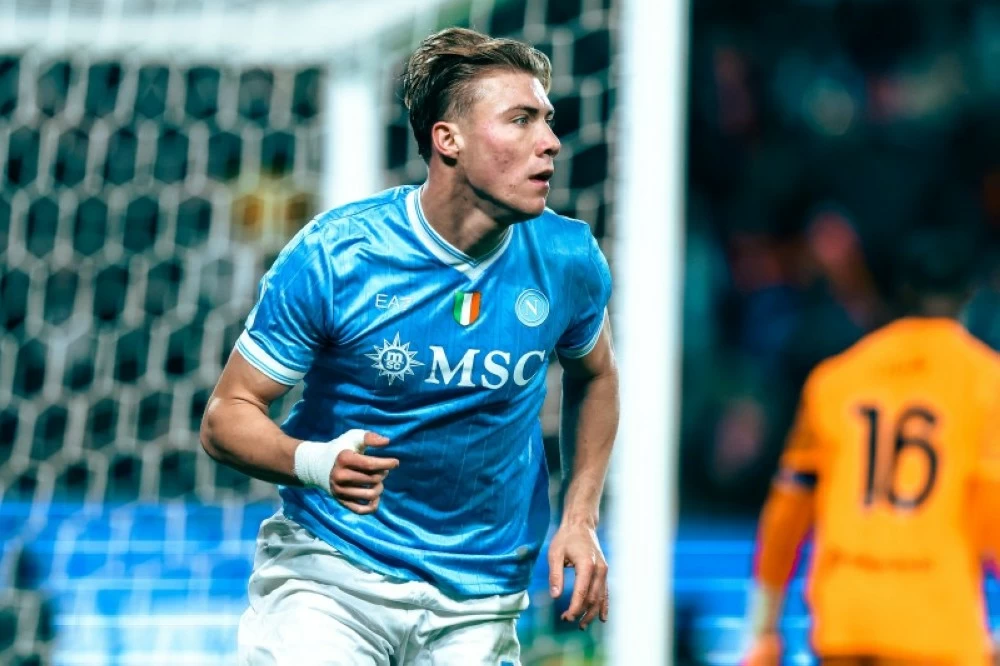 كسب 61 لقاءً مقابل 47.. نابولي «كعبه عالي» على بولونيا