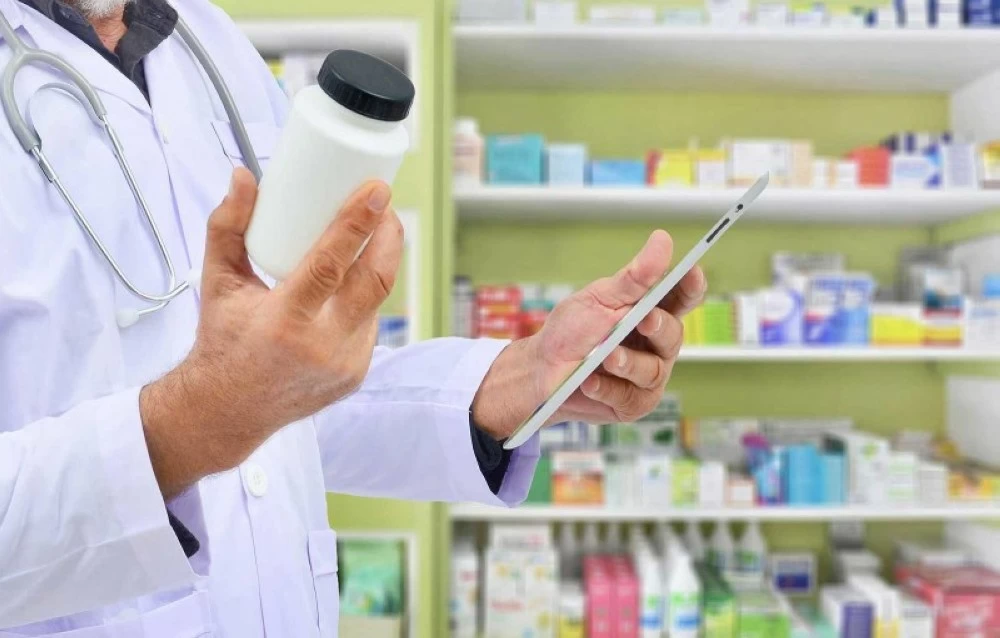 التأكد من صلاحية أحد المنتجات. (الهيئة).