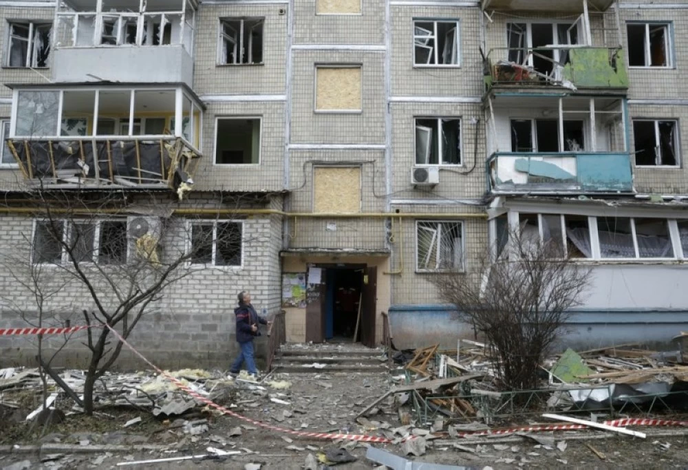 آثار غارة جوية روسية بطائرة مسيرة على مبنى سكني من خمسة طوابق في كييف. ( إ ب أ)