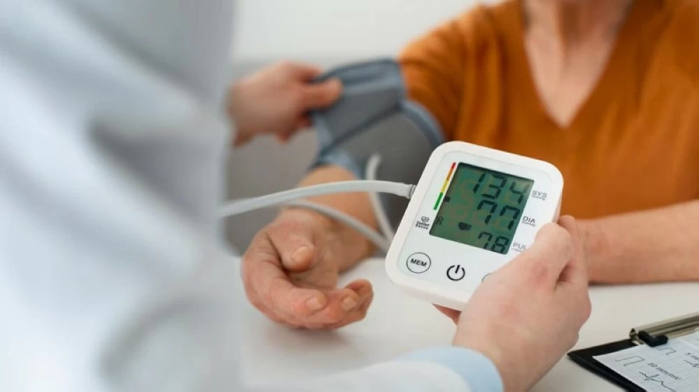 لماذا يرتفع ضغط الدم في الشتاء؟ وكيف تحمي قلبك؟. للاطلاع على 