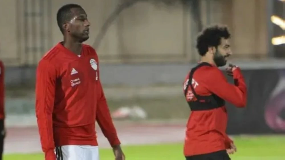 علي غزال مدافع منتخب مصر السابق إلى جانب محمد صلاح.
