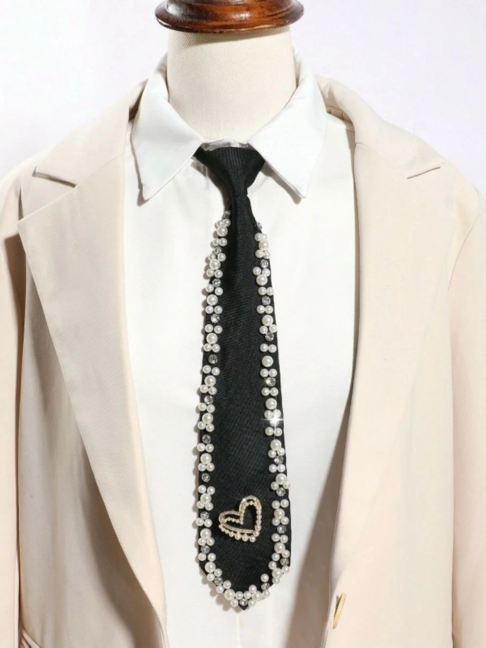 ربطة العنق المطرزة للنساء.. لمسة أنثوية فنية