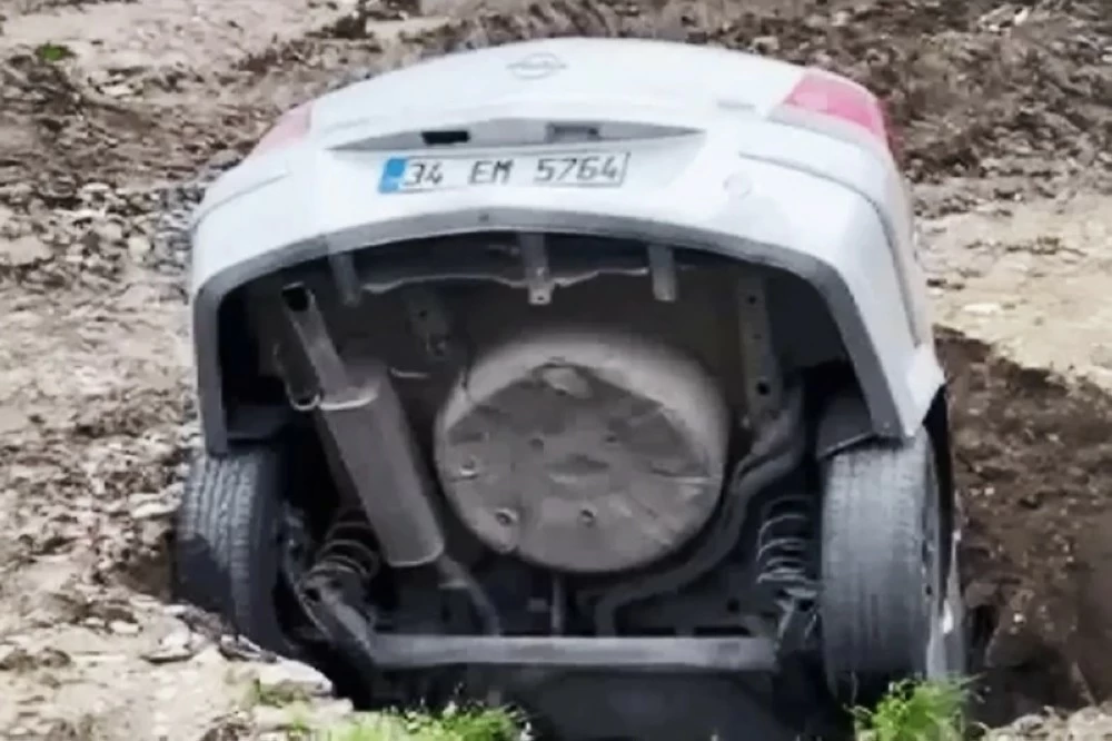 الانهيار وقع في أرض غير مأهولة، وانجرفت التربة بشكل مفاجئ، مخلّفة حفرة عميقة ابتلعت السيارة.