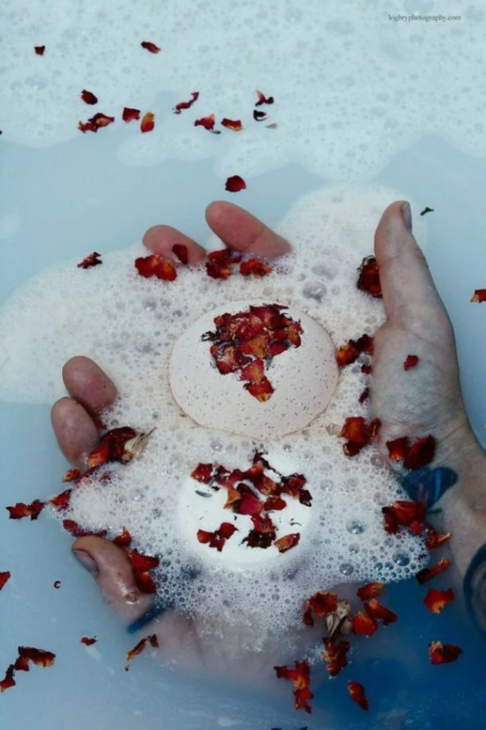 تُصنع كرات الاستحمام الفوّارة عادةً من مزيج متوازن من بيكربونات الصوديوم وحمض الستريك، إلى جانب زيوت عطرية ومكونات مرطبة.