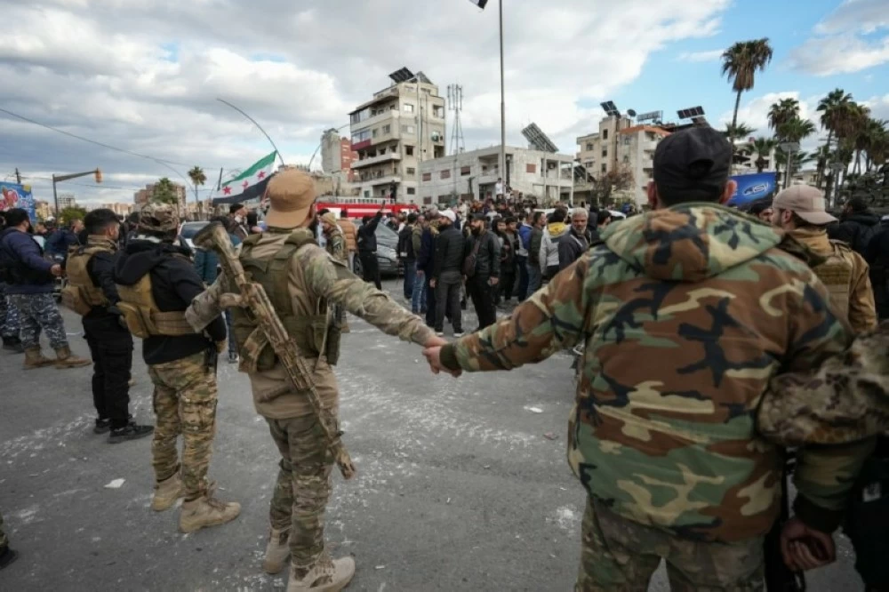  قوات الأمن السورية تنتشر في اللاذقية بعد اندلاع اشتباكات خلال احتجاجات علوية. ( إ ب أ)