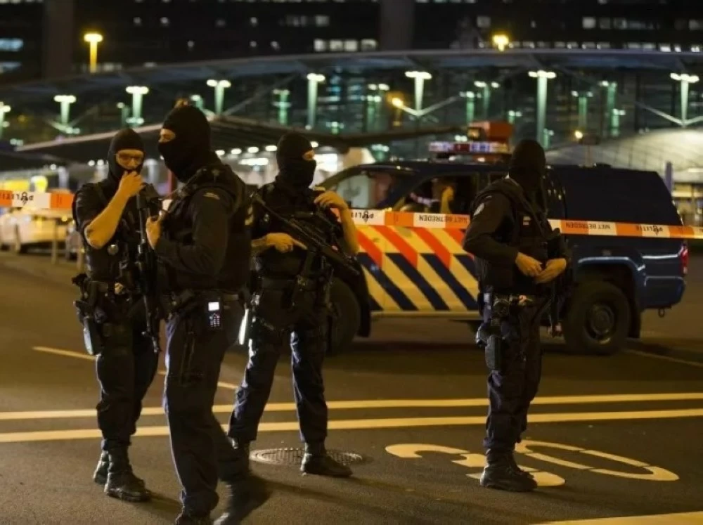 عاجل | الأمن الهولندي يُحبط مخططاً مشبوهاً قبيل عطلة الأعياد. للاطلاع على 