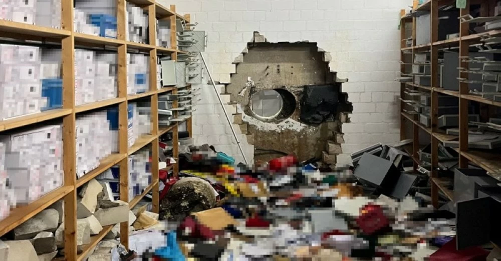 سرقة القرن.. لصوص يقتحمون خزنة بنك ألماني ويهربون بملايين الدولارات. للاطلاع على 